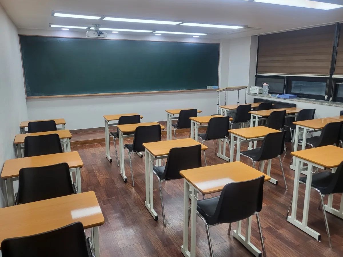 동구 금동 스터디룸 미팅룸 장비 주변 정밀 위생청소 사례 - 행진크린